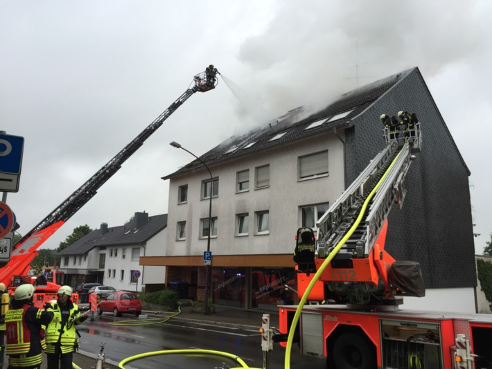FW-GL: Dachstuhlbrand in Wohn- und Geschäftshaus in Bergisch Gladbach-Moitzfeld