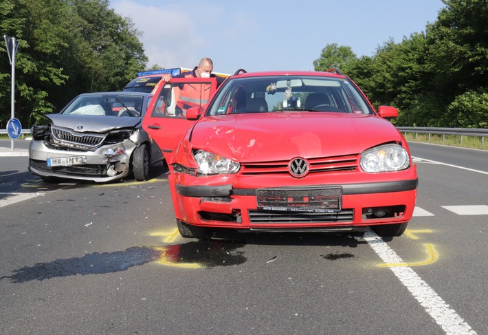 POL-HX: Beim Einbiegen auf die B64 Auto übersehen