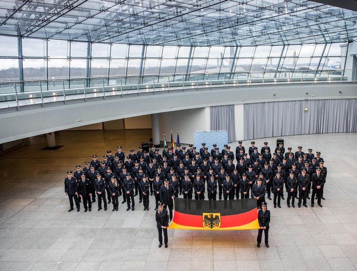 BPOL NRW: Bundespolizei vereidigt 85 neue Laufbahnabsolventen/-innen am Düsseldorfer Flughafen