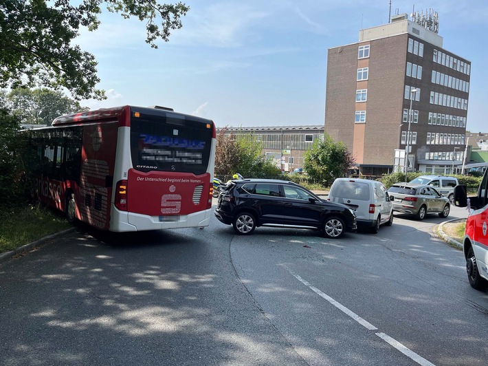 POL-UN: Fröndenberg - Linienbus fährt auf PKW auf, Mendenerin leicht verletzt