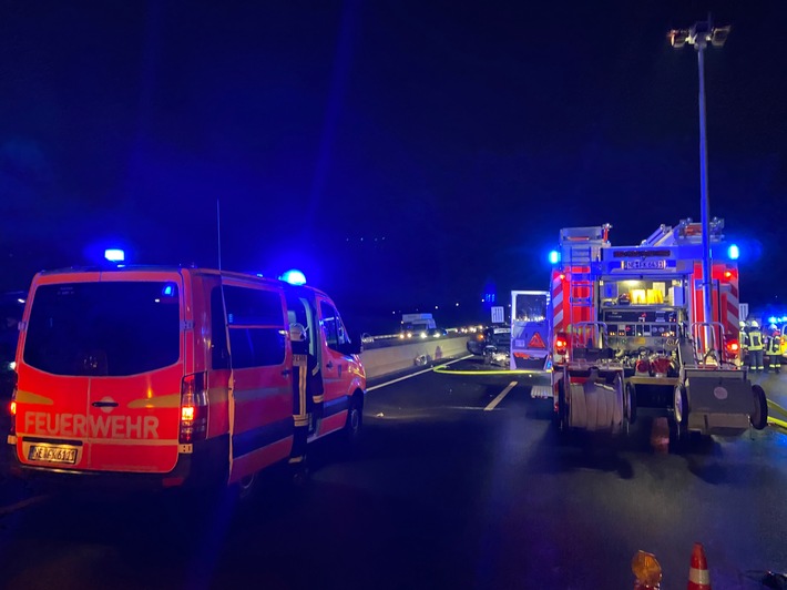 FW-NE: BAB 57 - Verkehrsunfall mit mehreren Fahrzeugen