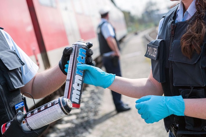 BPOL NRW: Zug auf 240 Quadratmeter mit Farbe besprüht - Bundespolizei ermittelt