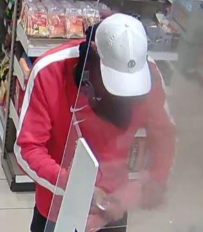POL-LG: ++ Polizei veröffentlicht nach Raubüberfällen auf Tankstellen Bildaufnahmen des Täters ++ "Wer erkennt Person, Bekleidung oder Schuhe wieder!" -> markante Nike Air Max 90 - Schuhe, ...