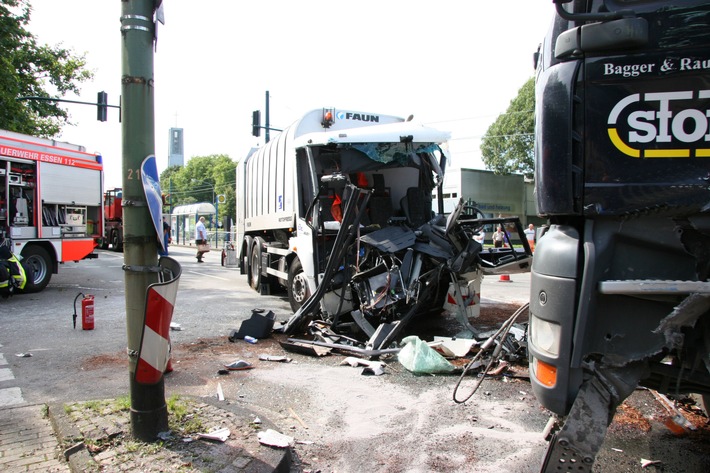 FW-E: Verkehrsunfall mit zwei LKW, beide Fahrer verletzt, Foto verfügbar