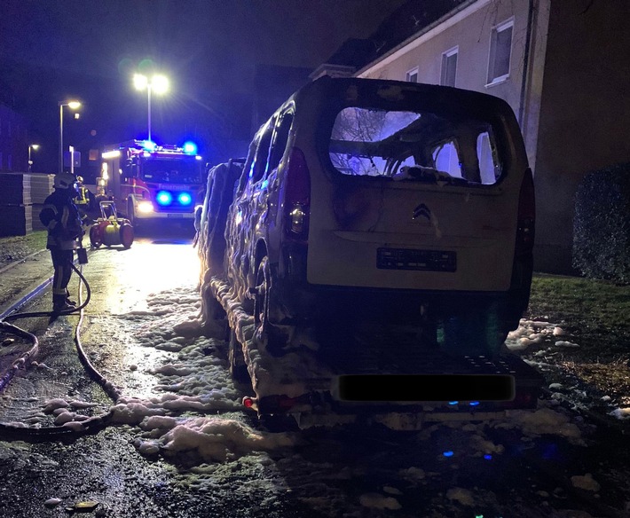 FW-GE: Abschleppwagen brennt in Gelsenkirchen-Horst