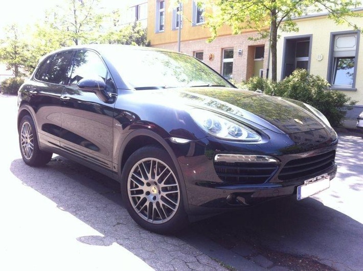 POL-D: Autohändler bietet gestohlenen Luxus-SUV zum Kauf an - Porsche Cayenne sichergestellt - Kripo ermittelt - Fotos anbei