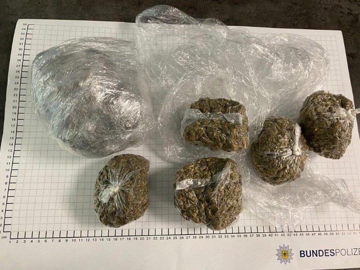 BPOL NRW: Drogenkurier vergisst Koffer in Zug - Bundespolizei ermittelt nach Fund von halben Kilo Marihuana