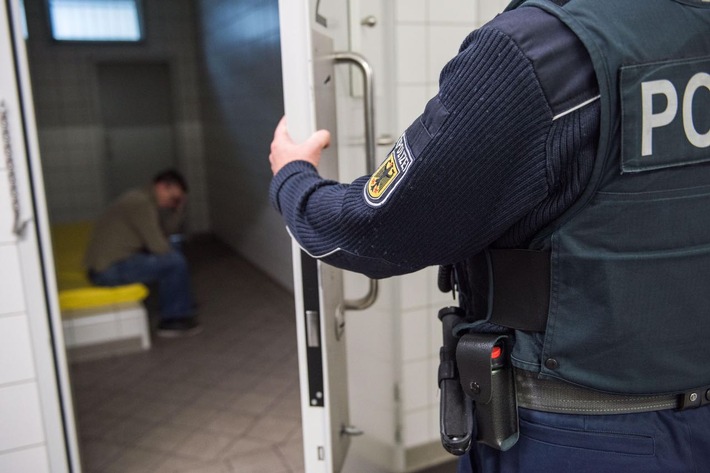 BPOL NRW: Von zwei Jahren und sechs Monaten Haft noch 457 Tage offen
- Festnahme durch Bundespolizei am Flughafen Köln/Bonn -