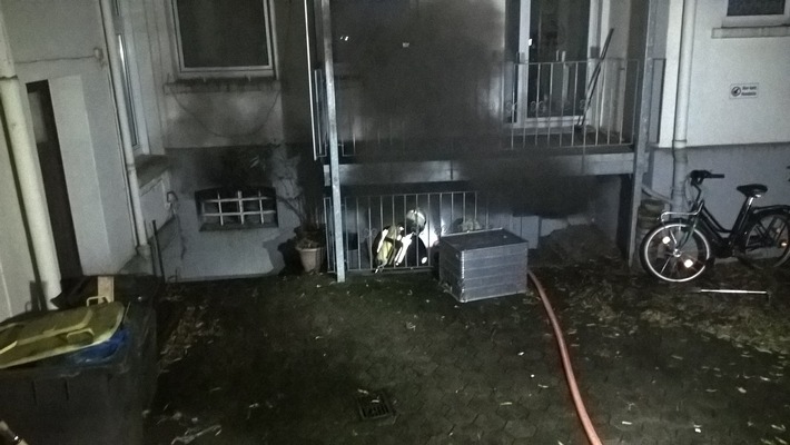 FW-GE: 6 verletzte Personen nach ausgedehntem Kellerbrand in der Gelsenkirchener Altstadt - Feuerwehr rettet 9 Personen aus dem verrauchten Gebäude.