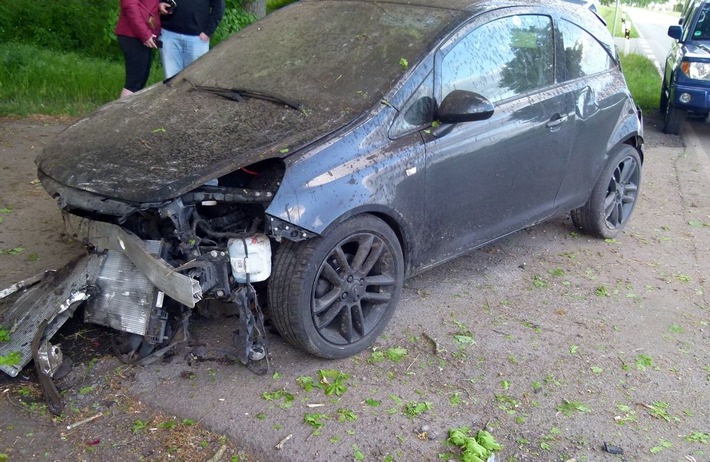 POL-MI: Von der Straße abgekommen: Auto überschlägt sich