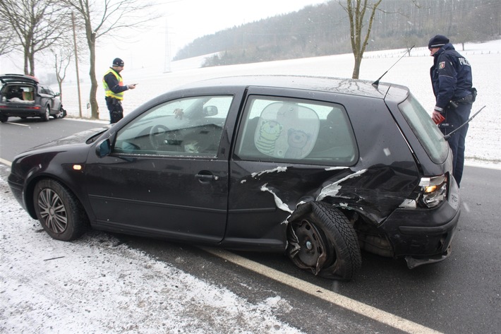 POL-HX: Anhaltendes Auto übersehen - Fahrer leicht verletzt