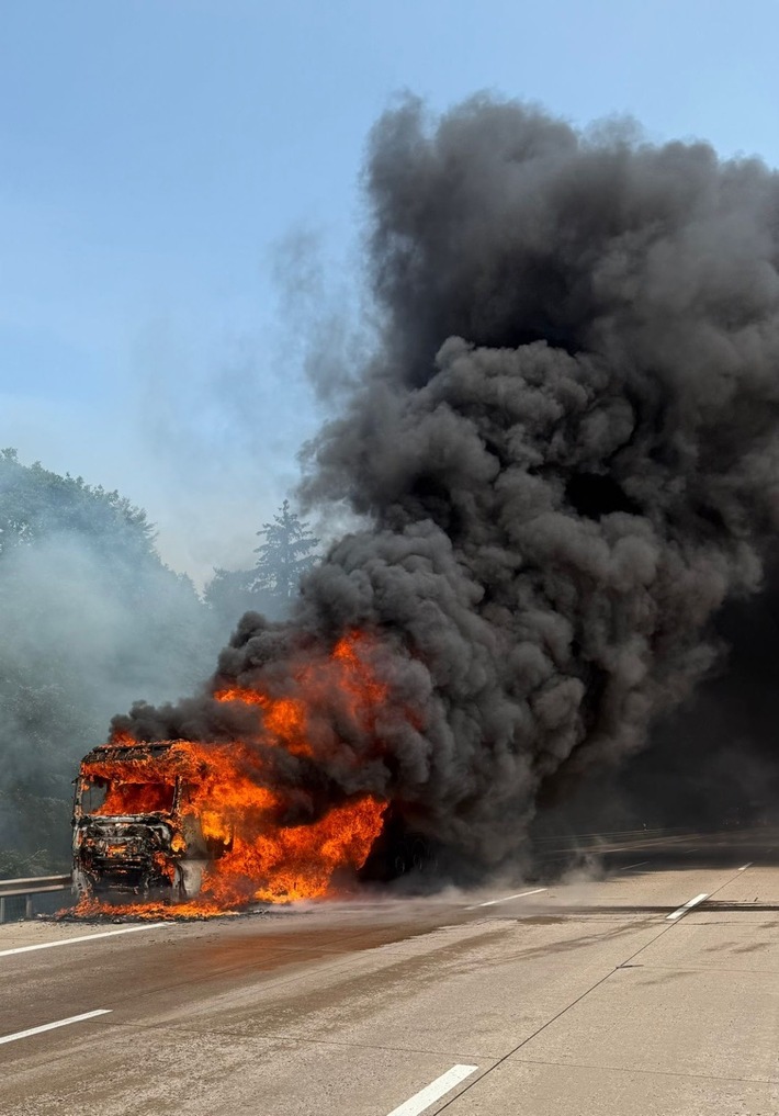 POL-HK: A 7/Bad Fallingbostel: Sattelzug brennt (FOTO); Schneverdingen: Unfälle mit Schwerverletzten; Bad Fallingbostel: Unfall unter Alkohol; Soltau/Bad Fallingbostel: Autos entwendet; Soltau: Einbruch