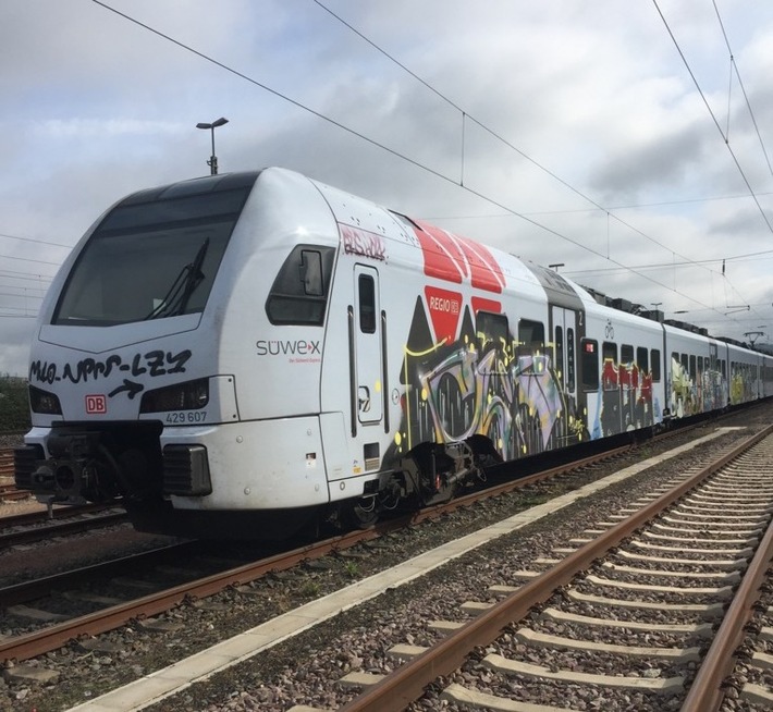 BPOL-TR: Graffiti an Regionalbahn im Bahnbetriebswerk Trier - Bundespolizei Trier sucht Zeugen