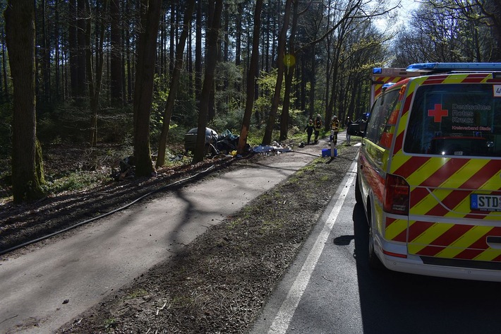 POL-STD: 25-jährige Autofahrerin bei Unfall auf Bundesstraße 74 tödlich verletzt