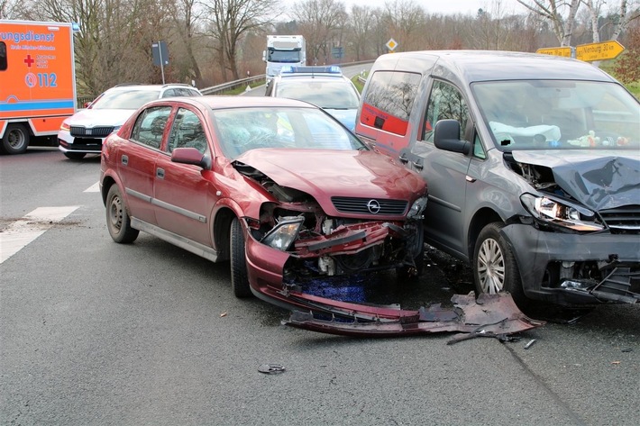 POL-MI: Zwei Autofahrerinnen ziehen sich bei Unfall Verletzungen zu