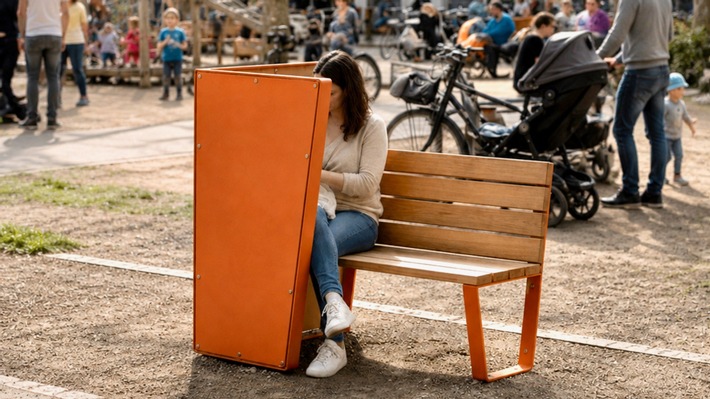 Neue Sitzbank sorgt für andere Sicht aufs Stillen in der Öffentlichkeit / Stillen ist gesund, trotzdem werden Mütter dafür angefeindet. Start-up will das mit einer Sitzbank für Eltern ändern