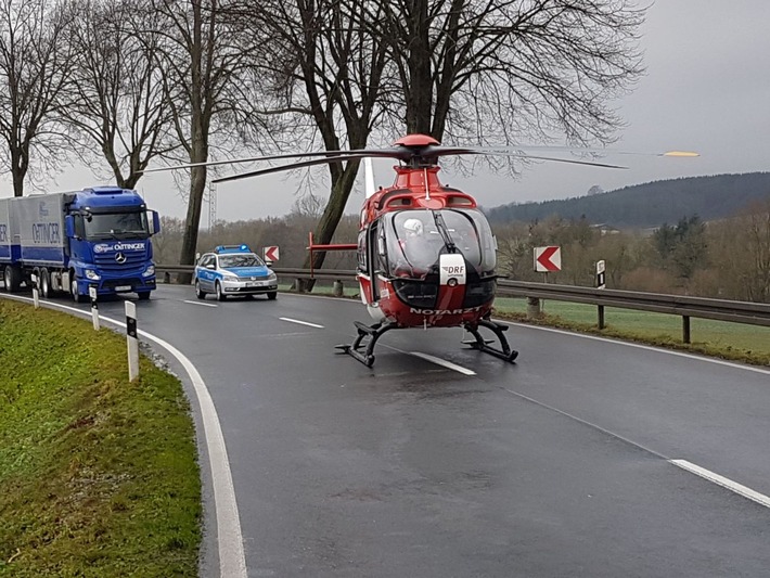 POL-HM: Schwerer Verkehrsunfall an der Kreisgrenze