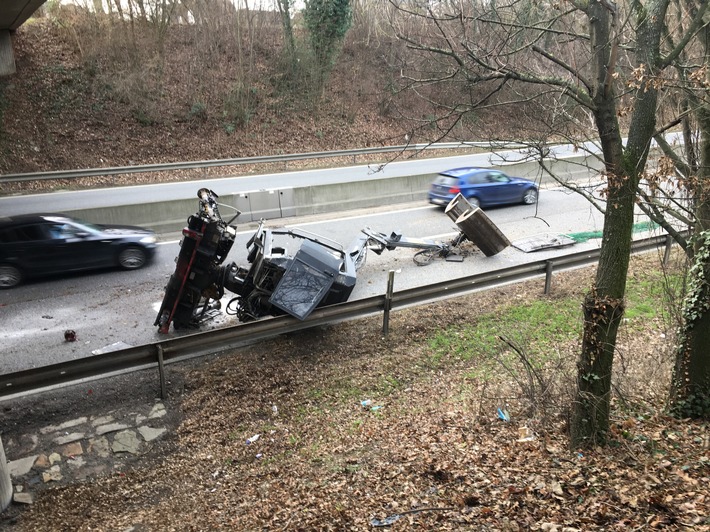 POL-PDKO: Aufgeladener Bagger bleibt an Brücke hängen und verursacht Unfall mit erheblichem Sachschaden und mehrstündiger Straßensperrung