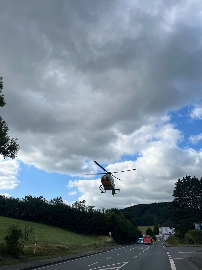 FW-PL: Verkehrsunfall auf der B236 - Fahrer schwer verletzt, couragierte Ersthelferin