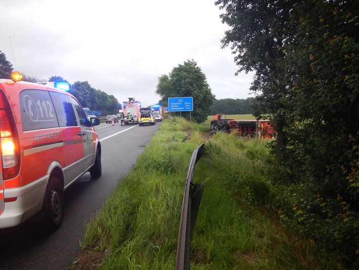 FW-MG: LKW durchbricht Leitplanke auf BAB A 52