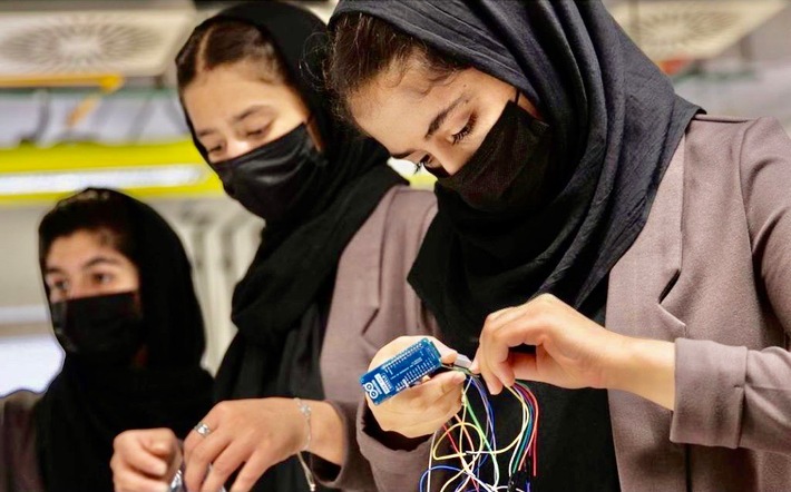 Weibliches Robotikteam aus Afghanistan, &quot;Afghan Dreamers&quot;, findet neues Zuhause in Katar und erhält Stipendien der Qatar Foundation