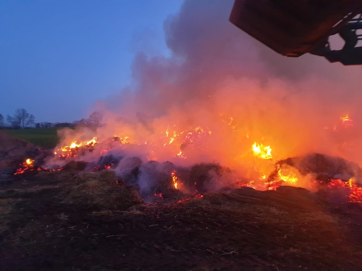 FW-RD: Feuer zerstört Strohvorrat - 120 Ballen durch Flammen zerstört