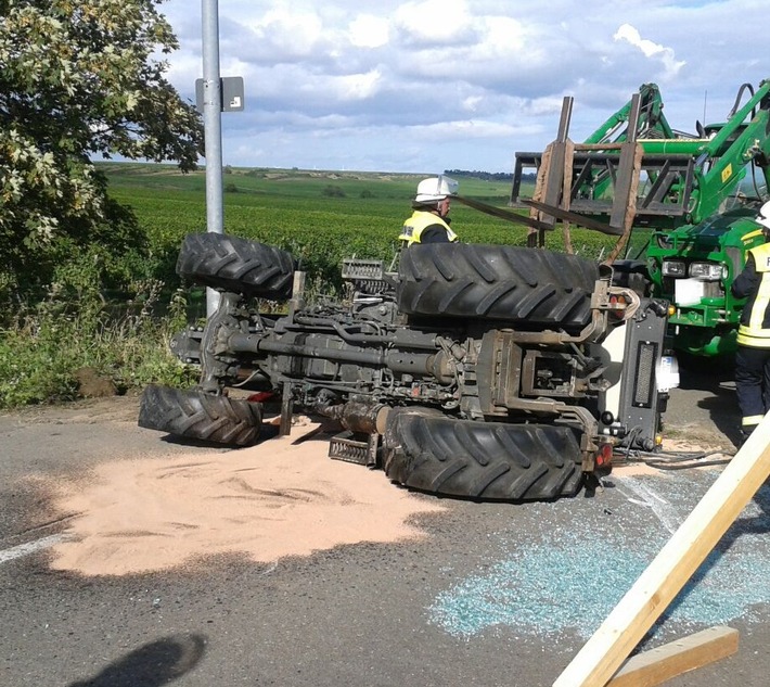 POL-PDNW: Herxheim am Berg - Traktor umgestürzt