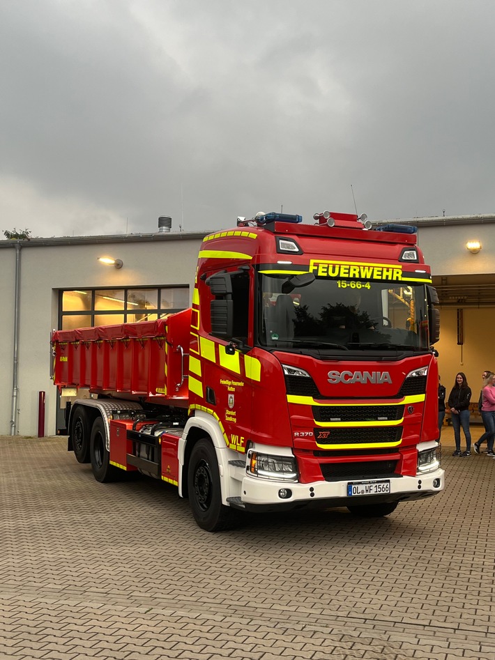 FW-OLL: Feuerwehr Sandkrug empfängt neues Wechselladerfahrzeug