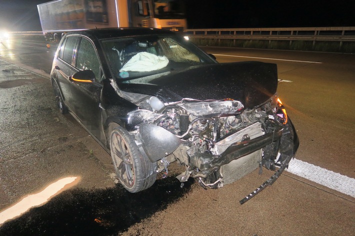 POL-DEL: Autobahnpolizei Ahlhorn: Verkehrsunfall mit hohem Sachschaden auf der Autobahn 1 im Bereich der Gemeinde Stuhr +++ Verursacherin entfernt sich