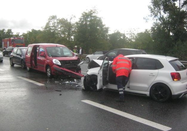 POL-PDLU: Unfall mit Leichtverletzten, sehr hoher Sachschaden