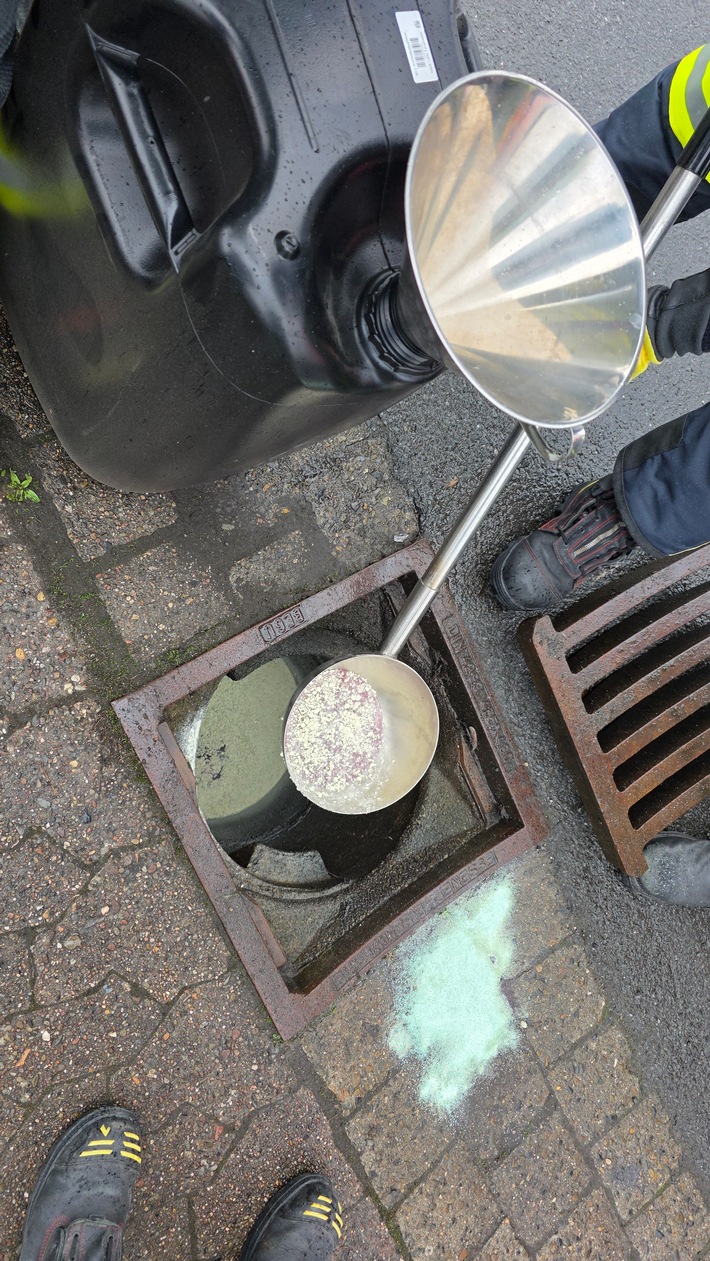 FW Celle: Unbekannte Flüssigkeit ausgetreten