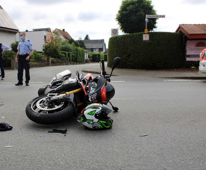 POL-MI: Motorradfahrer von abbiegendem Auto erfasst