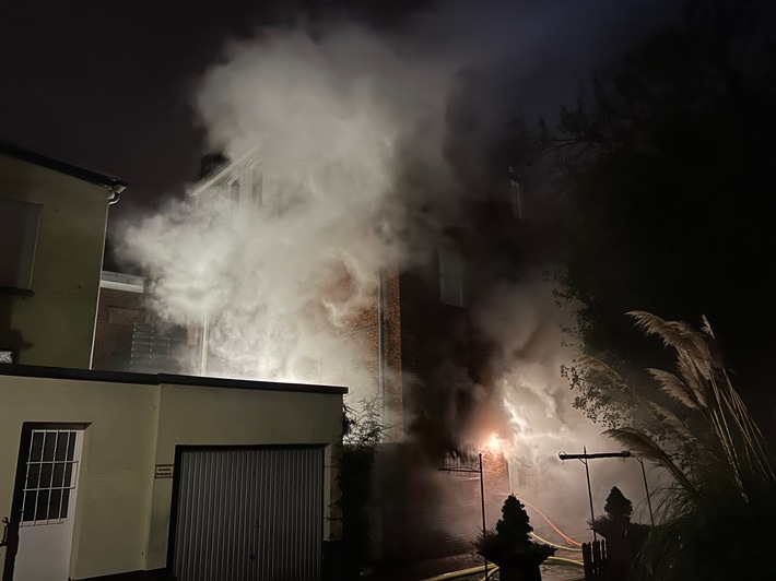 POL-WHV: Brand in einem Wohn- und Geschäftshaus