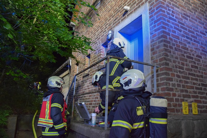 FW-MK: Feuer an der Turnhalle Im Hütten