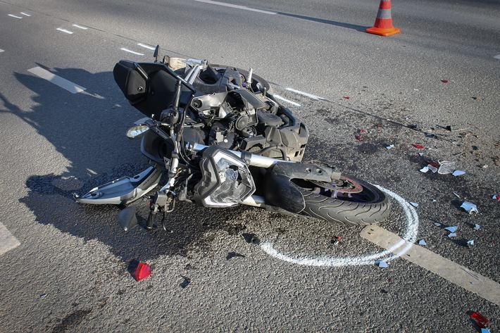 POL-BO: Zusammenstoß beim Wenden: Motorradfahrer (17) zieht sich schwere Verletzungen zu