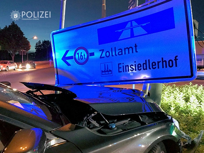 POL-PPWP: Beim Abbiegen gegen Ampel gekracht