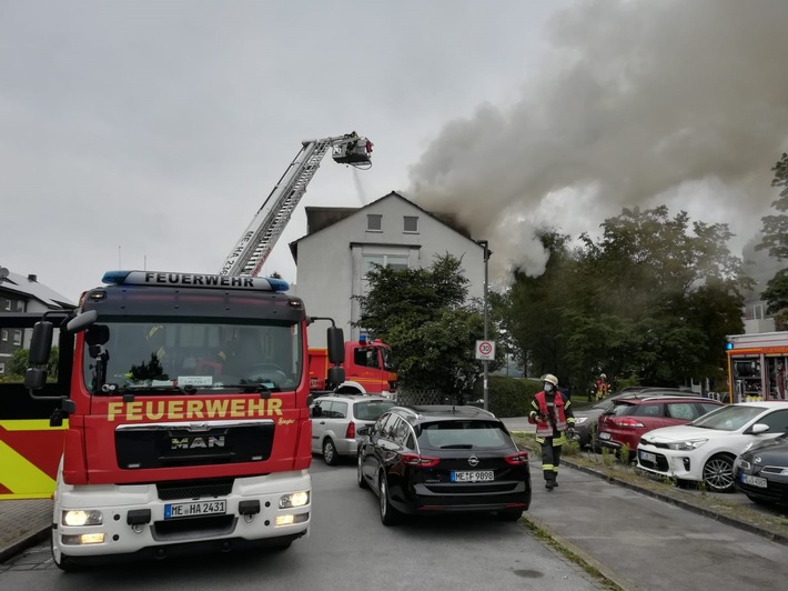 FW-HAAN: Brand im Dachgeschoss eines Mehrfamilienhauses