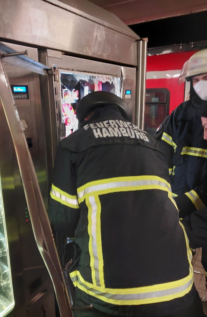 BPOL-HH: Offensichtlicher "Heißhunger auf Süßes" wird 33-Jährigen am Snackautomaten an Hamburger S-Bahnstation zum Verhängnis... -Feuerwehr muss Arm des "Langfingers" mit technischem Gerät aufwendig befreien-