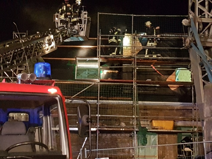 FW-DO: 13.12.2018 - Feuer in Do-Buchholz,
Brannte Dachgaube an einem Rohbau