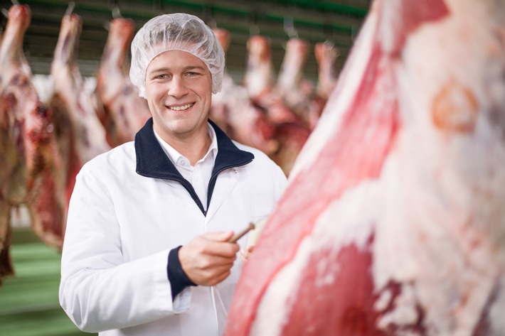 Lidl und Kaufland verzichten als erste Handelsunternehmen mit ihren Fleisch- und Geflügellieferanten und in der eigenen Produktion zukünftig auf Werkverträge