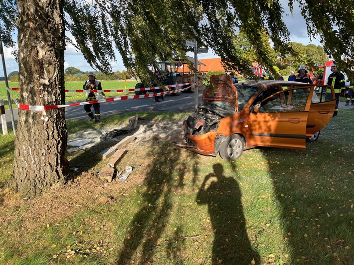 POL-MI: Schwerer Verkehrsunfall in Petershagen OT Frille, PKW kollidiert mit Traktor - zwei Personen schwer verletzt