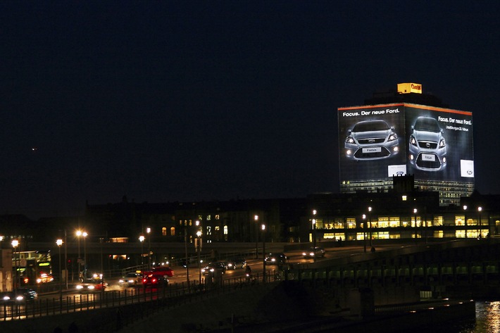 Neuer Ford Focus: Strahlender Auftritt auf Riesenposter an der Charite in Berlin