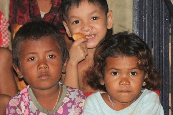 Hilfseinsatz für notleidende Kinder in Kambodscha / Projekt &quot;Basic needs&quot;: Stiftung Zuversicht für Kinder spendet 3.000 Euro für die Grundversorgung von Kindern kambodschanischer Häftlinge
