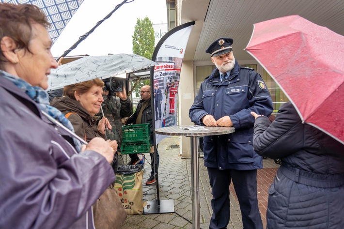 POL-ME: "Coffee with a cop": Polizei führte zahlreiche Bürgergespräche - Langenfeld - 2110104