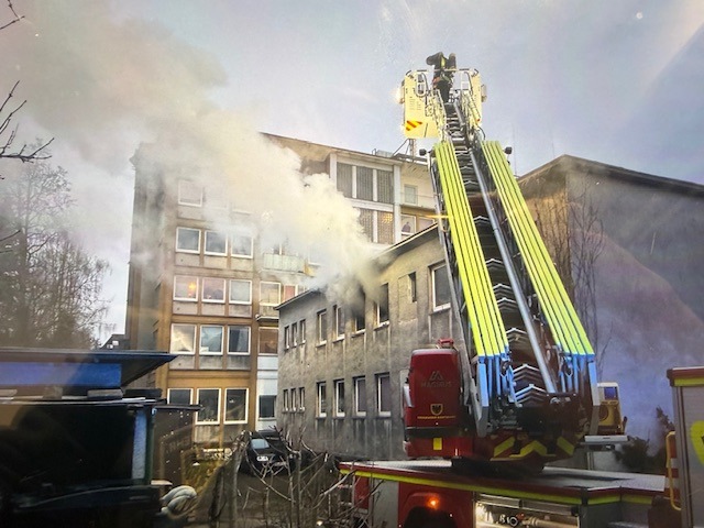 FW-DO: Tödlicher Wohnungsbrand in einem Mehrfamilienhaus am Südwestfriedhof