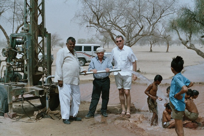 "Die Wüste lebt - Wasser für alle": Wasser-Soforthilfe aus Wasseradern im Nordindischen Gliedstaat Rajasthan