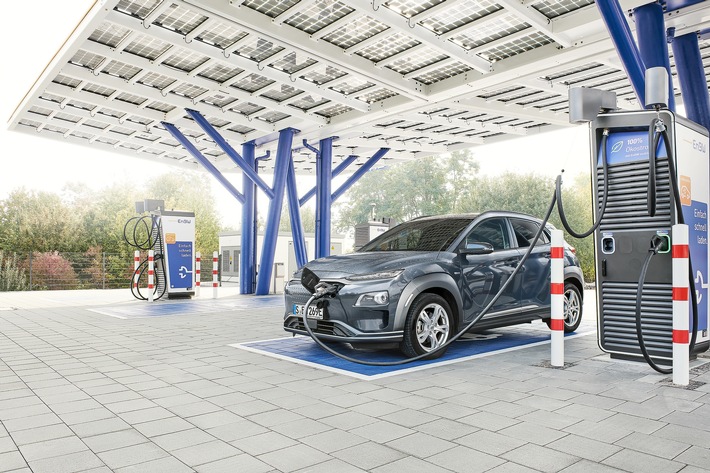 EnBW kurbelt E-Mobilitätsinitiative im Unternehmen an / Dienstwagenflotte wird komplett auf Elektro- und Hybrid-Modelle umgestellt - Mitarbeiter*innen leasen 560 E-Autos zu attraktiven Konditionen