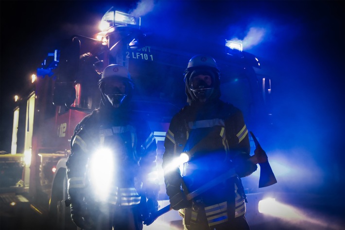 FFW Schwalmtal: Feuerwehr löscht Wohnungsbrand unter Polizeischutz in Amern