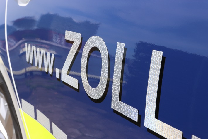 HZA-IZ: Der Zoll findet in Fahrzeug in Itzehoe 51.000 Zigaretten