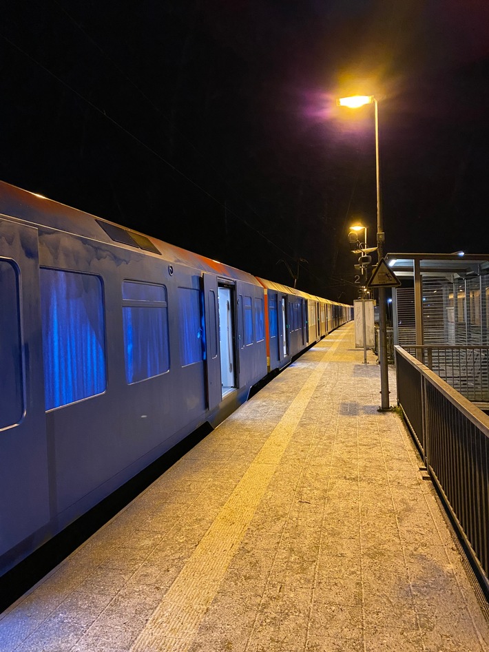 POL-STD: Gruppe von mindestens 20 Personen besprüht S-Bahn im Dollerner Bahnhof großflächig in blau, weiß und schwarz